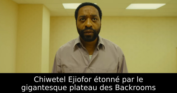 Chiwetel Ejiofor étonné par le gigantesque plateau des Backrooms
