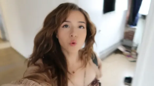 Qui est Pokimane ? De League of Legends à l’une des plus grandes créatrices gaming au monde