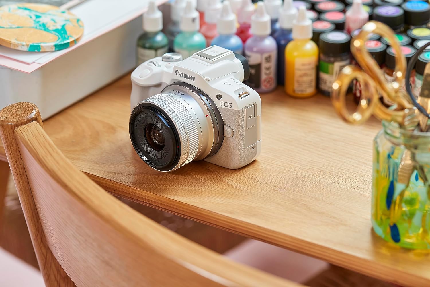 Canon EOS R50 blanc, visuel Amazon du kit et de ses usages créatifs